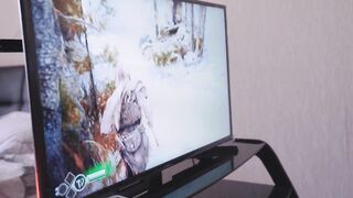 Gamer csajszi konzolozás helyett pélót kap