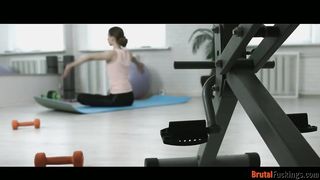 Jogázó tini pinát közösül popsiba az edő
