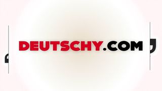 Német anyuci análba dugva a motorháztetőn