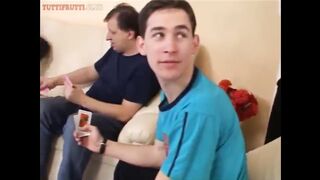 Zsuzsit a kokeró tini spinét partiba nyomják