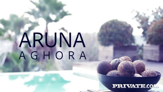 Aruna Aghora kicsike picsája finoman megrakva