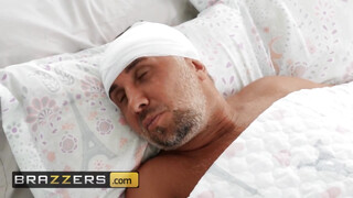 Brazzers - Brooklyn Gray szőrös pinája megdöngetve