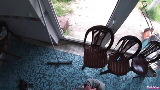 Tetovált orosz tini csajszi a medencénél közösül