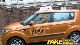 Fake Driving School - dagadt kisasszony zokniban akar kefélni