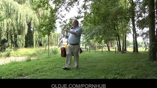 Oldje - Öreg manus keféli a tini nőcit