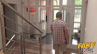 Fake Hostel - Fiatal turista spiné punciba rakva