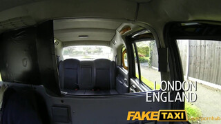 FakeTaxi - nagy seggű csajszi dugni akar