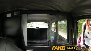 FakeTaxi szexy vörös spiné extra kannákkal