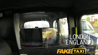FakeTaxi világos szőke picsát nem nagyon zavarja az idősebb hímvessző