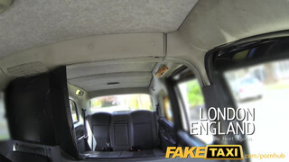 FakeTaxi félvér csaj meztelenül