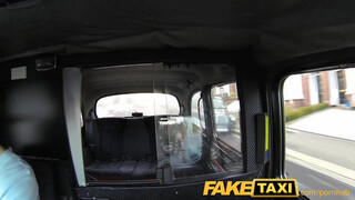 FakeTaxi gyönyörű kisasszony engedi popóba is