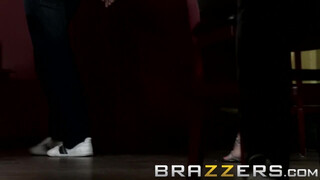 Brazzers - Keiran Lee egyszerre basz meg kettő picsát