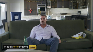 Brazzers - a tetovált pornószínész spiné elpusztítva