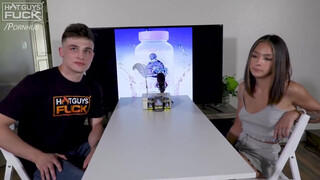 Tini pici didkós csajszi és a tetovált krapek - Hot Guys Fuck