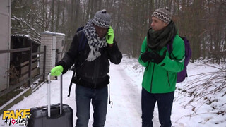 Hatalmas kannás tini lány és a turista srácok - Fake Hostel