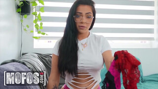 Mofos - Mj Fresh a fullos méretes tőgyes tini