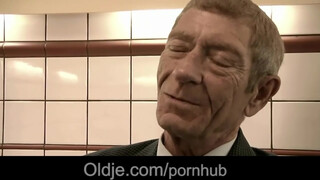 Magyar pornófilmes kisasszony dug vén csávóval - Oldje