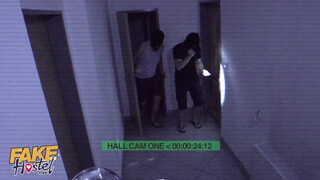 Tini ribancot kúrnak a rabló srácok - Fake Hostel