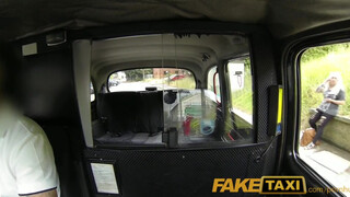 Faketaxi - szőrös pinájú milf hölgyemény közösül egyet
