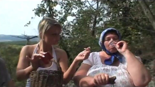Hájas vidéki nagyi és a tini bula