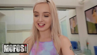 MOFOS - Lexi Lore alaposan análba dugva