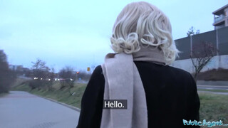 Public Agent - világos szőke fekete lány és a vastag bőrös virsli