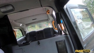 Fake Taxi - Cuki csajszi szexelni akar a taxiban