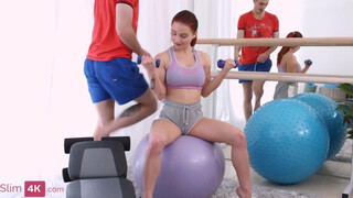 Slim4K - Csöcsös vörös hajú nőci popóba dugva