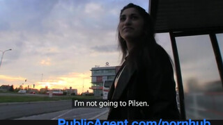 PublicAgent - fullos ázsiai lány felszedve a buszmegállóban