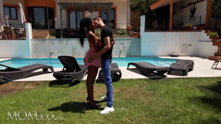 MOMxxx - Tina Fire a hatalmas keblű csoki milf