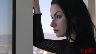 análized - Veruca James popójába barna pélót nyomnak be