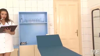 Csöcsös nővérke popóba tolva