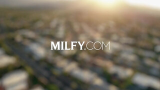 MILFY - Penny Barber muffja megdöngetve