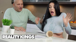 REALITY KINGS - Kira Queen a szomszéd hapsival közösül