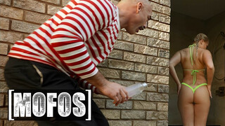 MOFOS - Harley King a szexy világos szőke tini hölgyemény