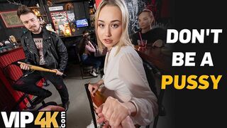 Bátor világos szőke pornófilmes reszeli idegen csávót a bárban