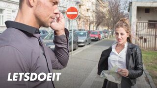 Lenyűgöző turista Silvia Dellai mélyen megdöngetve egy helyi pasi által