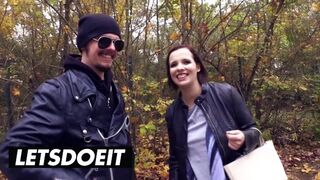 Hatalmas cickós barna hajú német csajszi felvétel a hatalmas kombiban vad baszásra