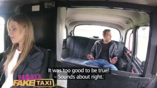 Fiatal krapek gyorsan megdugja Angel Piaff szaftos csupasz puncáját a hamis taxiban