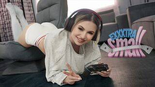 Kicsike tini spiné Aria Banks elkapja magas mostohabátyját Chris Epicet, aki a szobájában kézimunkázza a farka