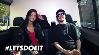 Vékony csoki Coco Kiss pénzért cumizza a méretes néger fazt az kocsiban