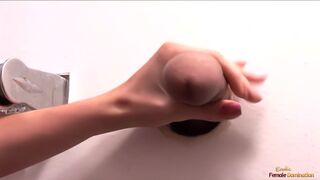 Magányos milf picsát simogatja mielőtt három glory hole dákót kényeztet egyszerre