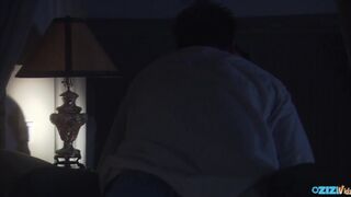 Tini bige cumizik és lovagol a farkon ágyban lefekvés előtt