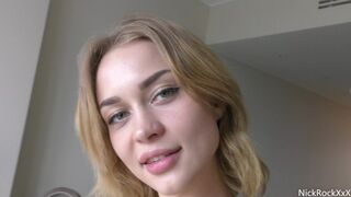 Loren Strawberry szűke tini nőcit anal dugással hódít a szállodában