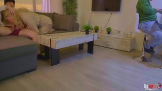 Mostohaanya cumizza a nevelő fia farkát és popsiba basszák a férje háta mögött