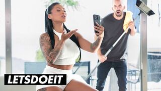 Dögös Latin MILF Mariana Martix Durván Megkúrelva az Asszisztens által a LetsDoeIt Csatornán
