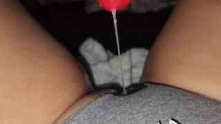 Pornót nézve átázik a bugyija, és elképesztően élvez!