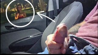 Mutattam a faszomat egy szexi ismeretlen nőnek a buszmegállóban nyilvánosan!