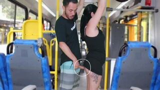 Vén hapsi dörzsöli és kiveri a barnára a buszon, amíg el nem élvez