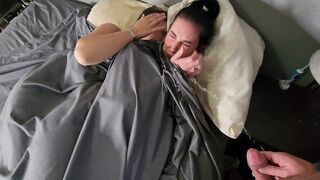 Dupla kicsike tőgyes barna hajú lányra pisil az ágyban majd pisi áztatta bugyijukban csókolóznak